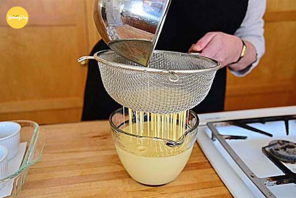 Dùng rây lọc hỗn hợp làm bánh