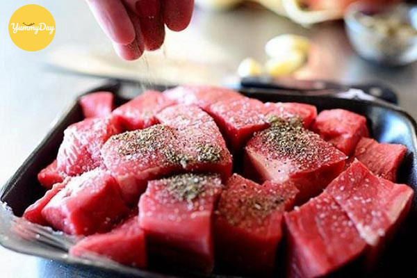 Ướp thịt bò làm bò hầm