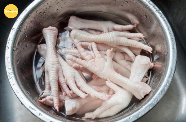 Chân gà đem ngâm với nước muối loàng và cốt chanh
