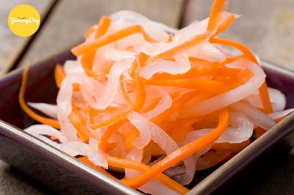 Đồ chua ăn kèm với sườn cốt lết nướng