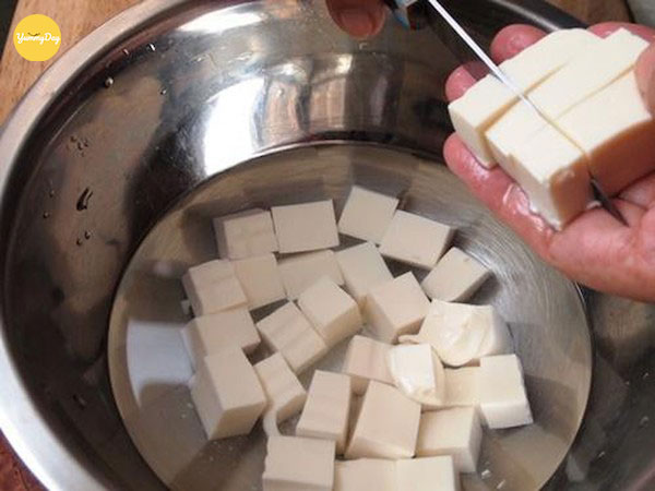 Bạn cắt đậu hũ thành từng miếng nhỏ