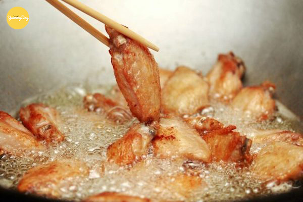 Đảo cánh gà đến khi cáh gà có ngả màu vàng