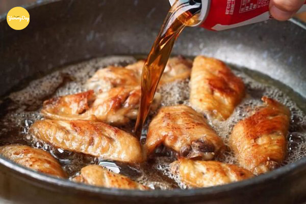 Đổ coca vào trong nồi gà đang kho