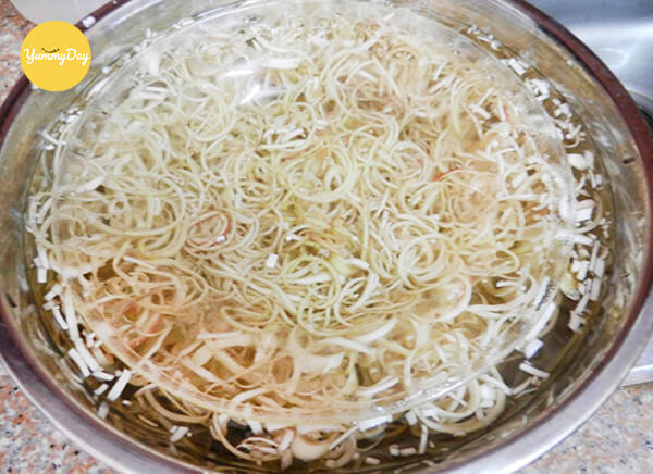 Hoa chuối sau khi thái sợi đem ngâm với nước muối