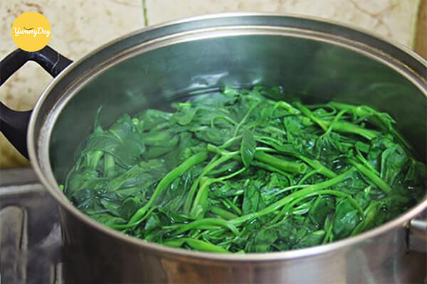 Rau muống đem luộc sơ trước