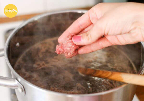 Thịt bò sau khi ướp thì đem đi luộc sơ