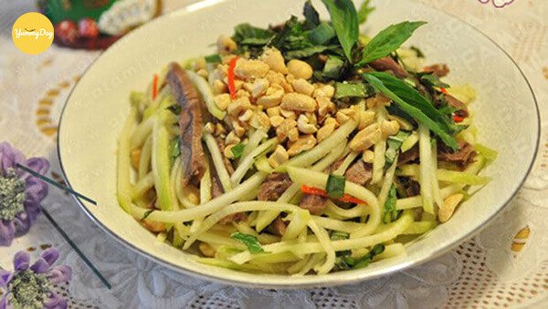 Nộm thịt bò với xoài nhìn đã thèm