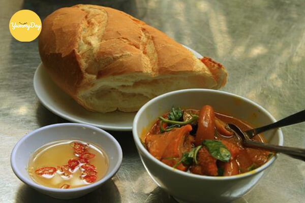 Món phá lấu bò ăn kèm với bánh mì là tuyệt hảo