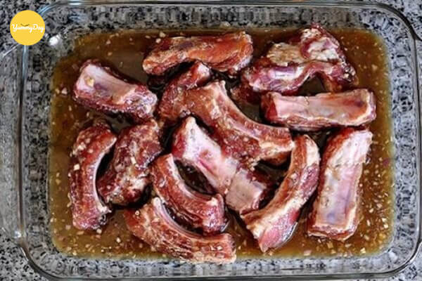 Những miếng sườn bò được cắt khúc vừa ăn
