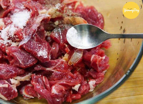 Ướp thịt bò với gia vị đã chuẩn bị
