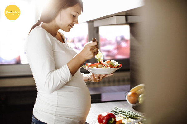 Bà bầu có nên ăn bánh tráng trộn không?