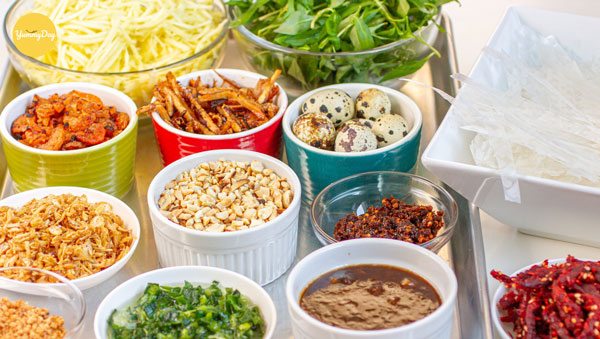 Bánh tráng trộn là món ăn vặt cực kỳ phổ biến