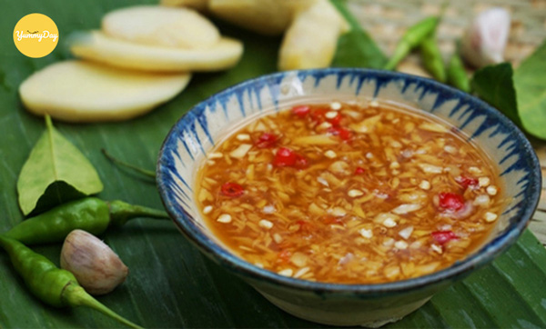 Làm chén nước chấm cay nồng
