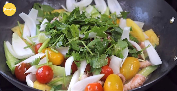 Cho tất cả nguyên liệu vào xào cùng