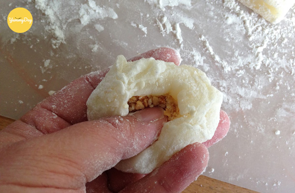 Cho nhân bánh vào