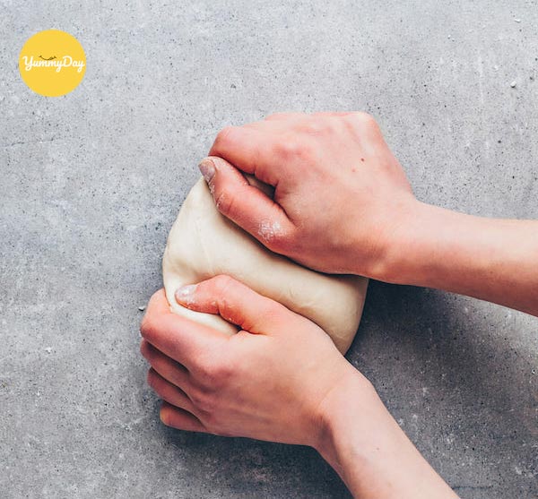 Sau khi ủ bột nhào bột lại lần nữa