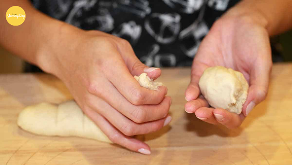 Dùng tay chia khối bột thành những viên to tròn
