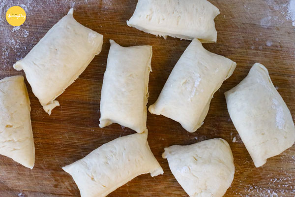 Chia bột bánh thành những phần nhỏ