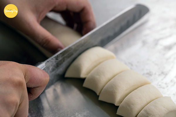 Cắt khúc chia bột bánh thành từng phần nhỏ