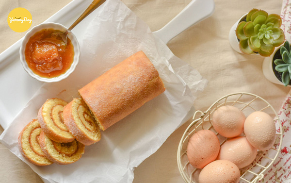 Món bánh bông lan cuộn mứt thơm ngon ngất ngây