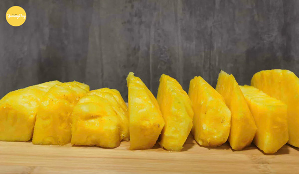 Thơm thái miếng nhỏ rồi đem đi xay