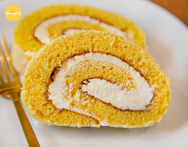Bánh bông lan cuộn kem nhìn là mê