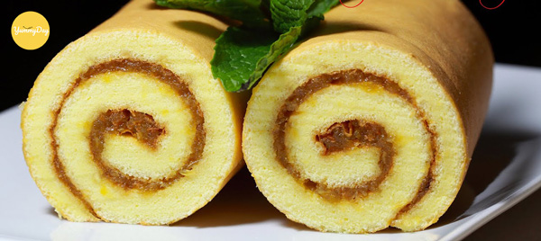 Bánh bông lan cuộn mứt thơm chua chua ngọt ngọt