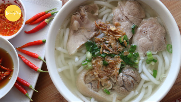 Tiến hành chế biến món bánh canh giò heo thôi nào
