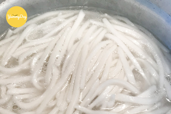 Đem bánh canh đi trụng