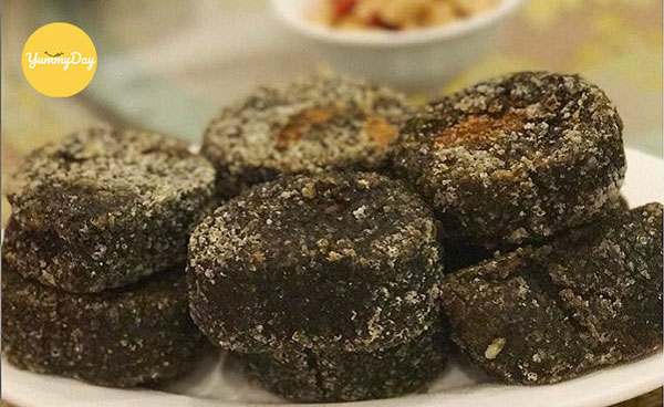 Bánh chưng đen đem nướng lên ăn cũng ngon phết