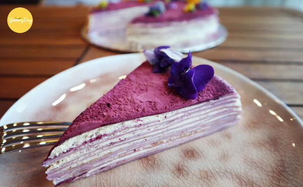 Bánh crepe ngàn lớp với màu hoa đậu biếc tuyệt đẹp