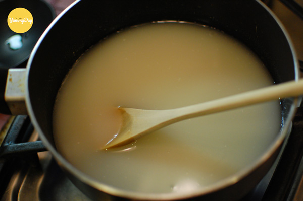 Khuấy đều bột bánh
