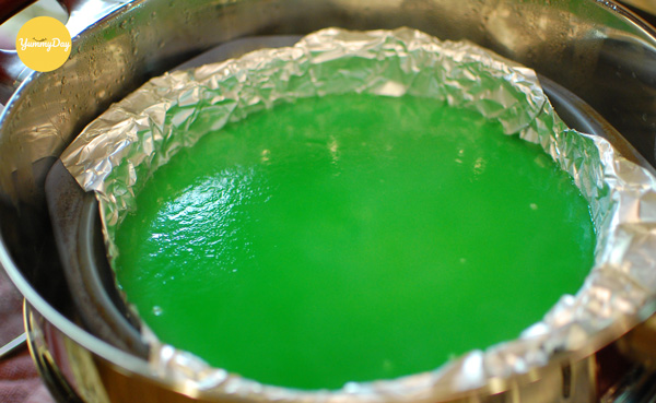 Cho phần lá dứa vào