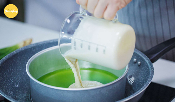 Cho lớp bột thứ 2 vào