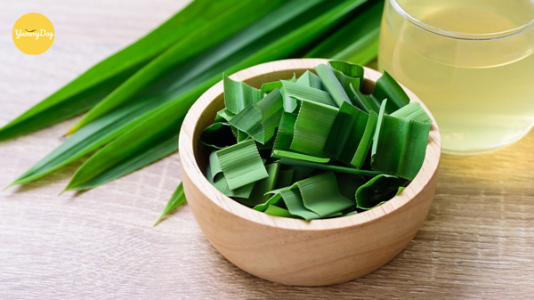 Nguyên liệu đương nhiên không thể thiếu lá dứa rồi