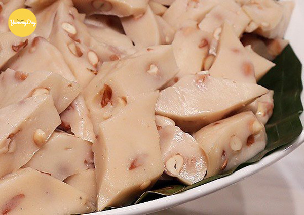 Cắt bánh đúc lạc thành từng miếng nhỏ