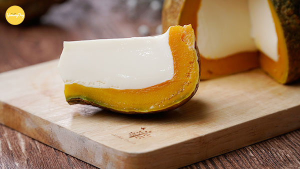 Món bánh flan bí đỏ nước cốt dừa