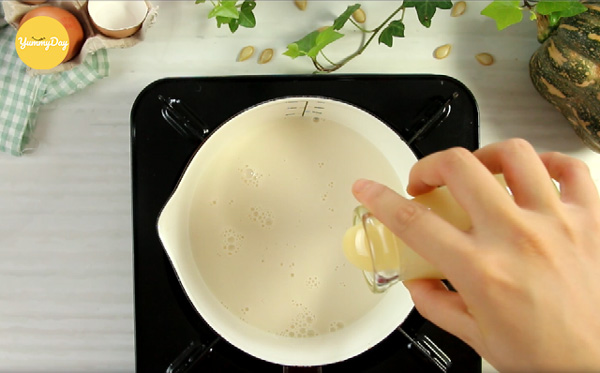 Đun kem và sữa tươi