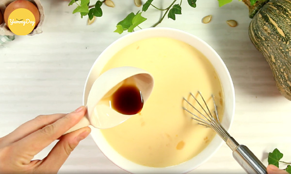 Cho đường vào và khuấy đều