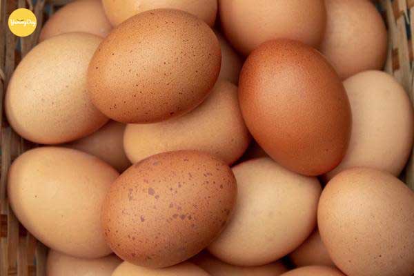 Chuẩn bị khoảng 3 quả trứng gà để làm bánh