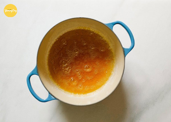 Chỉ nên đổ một lớp mỏng caramel thì bánh sẽ ngon hơn