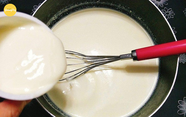 Khuấy đều nhẹ tay để sữa đặc hòa tan cùng sữa tươi 