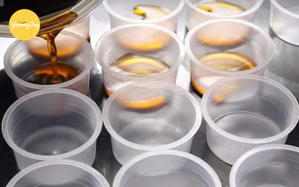 Cho caramel ra từng hũ nhỏ