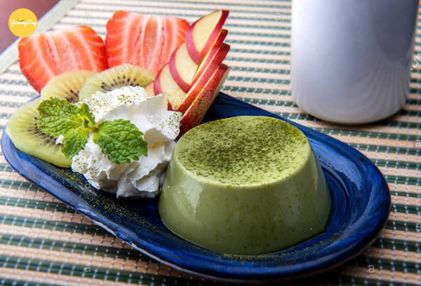 Ăn bánh flan cùng với trái cây