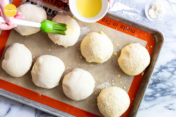 Quết lên bề mặt bánh lớp trứng và rắc vừng