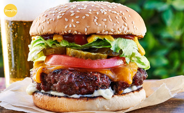Bánh mì hamburger kẹp thịt bò nhìn ngon quá đi