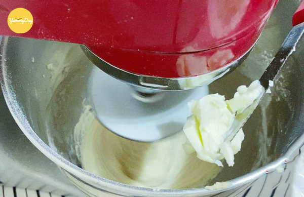 Tiến hành trộn bột vỏ bánh hamburger