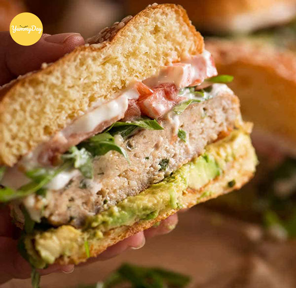 Một chiếc bánh hamburger đầy ụ nhân
