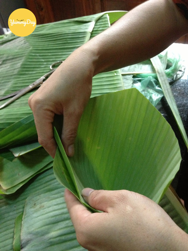 Tiến hành gói bánh ít