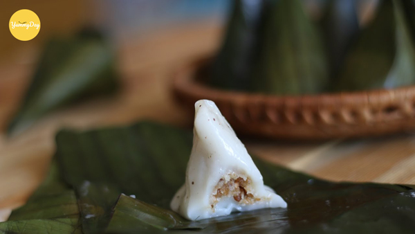 Tiến hành làm bánh ít nhân dừa